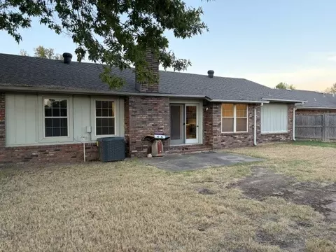 Exterior - 3010 Riverbend Dr, Fort Smith, AR 72903 photo 4 of 7