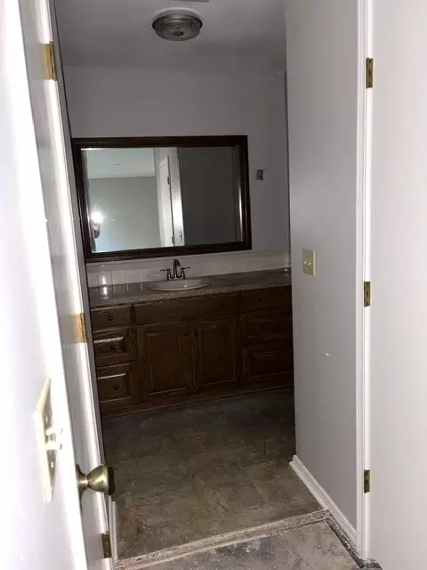 Bath - 3010 Riverbend Dr, Fort Smith, AR 72903 photo 1 of 8