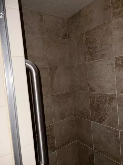 Bath - 3010 Riverbend Dr, Fort Smith, AR 72903 photo 5 of 8
