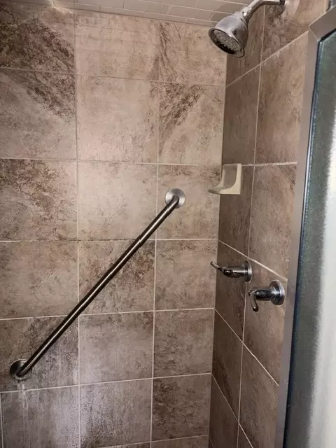 Bath - 3010 Riverbend Dr, Fort Smith, AR 72903 photo 4 of 8