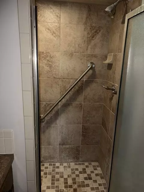 Bath - 3010 Riverbend Dr, Fort Smith, AR 72903 photo 6 of 8