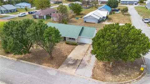 300 Estates Dr, Green Forest, AR 72638