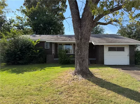 1702 Detroit Ave, Russellville, AR 72801