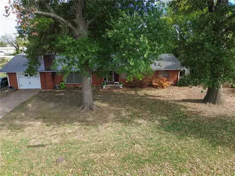 1002 SW 2nd Ave, Gravette, AR 72736