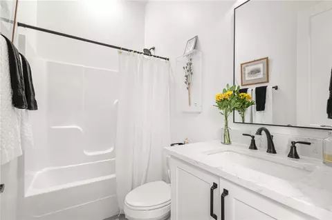 Bath - 2812 S 20th St, Rogers, AR 72758 photo 5 of 6