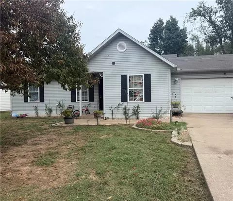 802 3rd Ave, Gravette, AR 72736