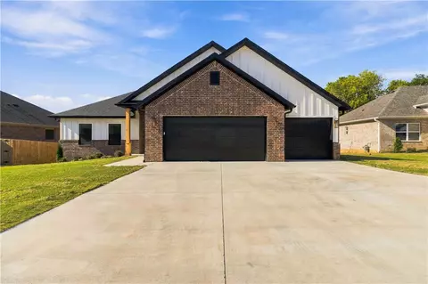 91 W Watson Ln, Farmington, AR 72730