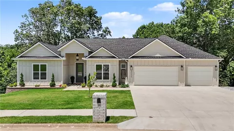 2055 Collins Dr, Pea Ridge, AR 72751