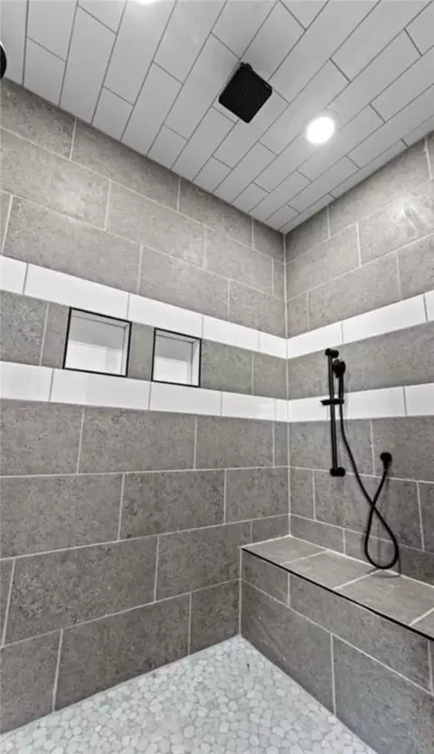 Bath - 811 Ann Pl, Centerton, AR 72719 photo 3 of 6