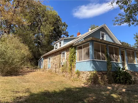 Exterior - 513 Mclean Ave, Cotter, AR 72626 photo 2 of 9