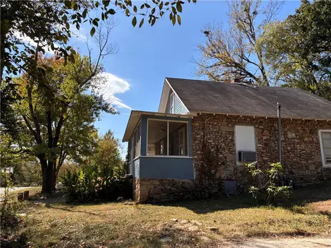 Exterior - 513 Mclean Ave, Cotter, AR 72626 photo 3 of 9