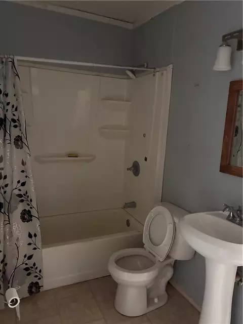 Bath - 513 Mclean Ave, Cotter, AR 72626 photo 1 of 1