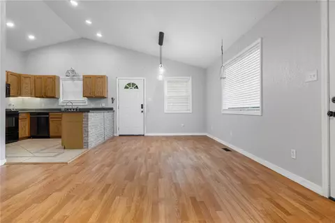 Living - 511 E Gordon Ave, Harrison, AR 72601 photo 2 of 5