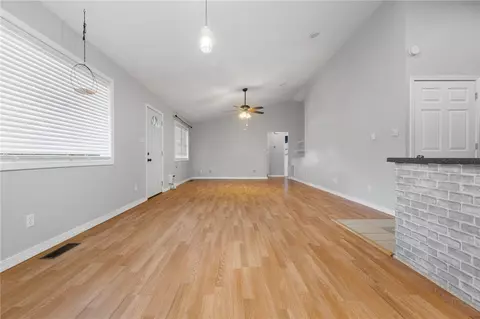 Living - 511 E Gordon Ave, Harrison, AR 72601 photo 4 of 5