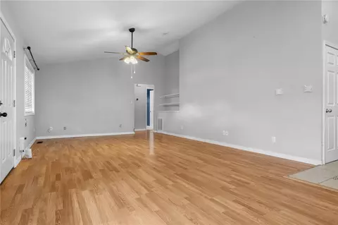 Living - 511 E Gordon Ave, Harrison, AR 72601 photo 3 of 5