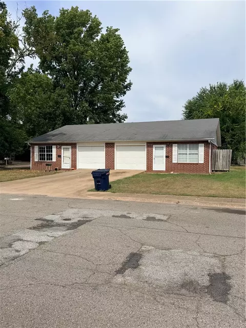 612 W 614 W Lucas St, Clarksville, AR 72830