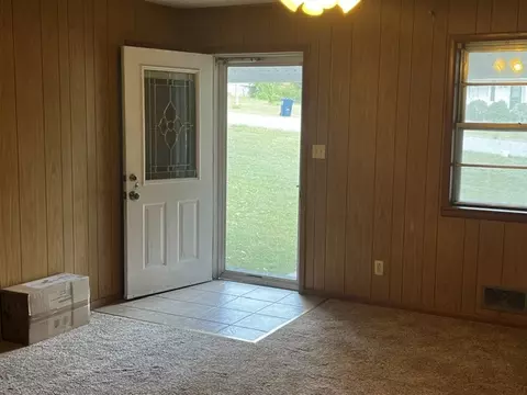 Living - 106 Alberta St, Harrison, AR 72601 photo 1 of 1
