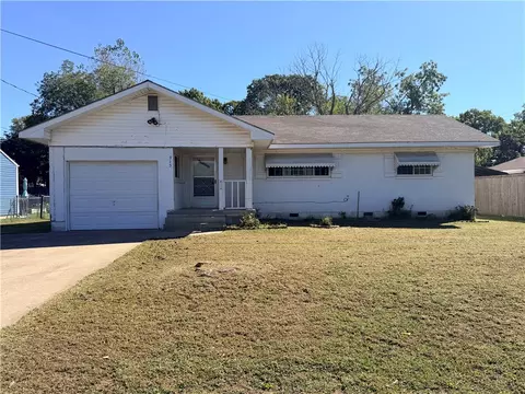 915 S Elm St, Siloam Springs, AR 72761