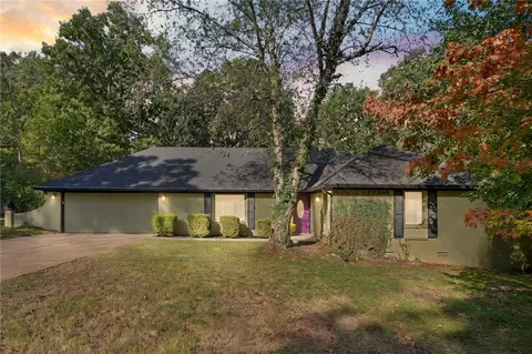 939 E Oaks Manor Dr, Fayetteville, AR 72703