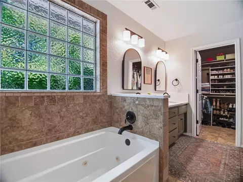 Bath - 4100 Clark Ave, Springdale, AR 72762 photo 4 of 6