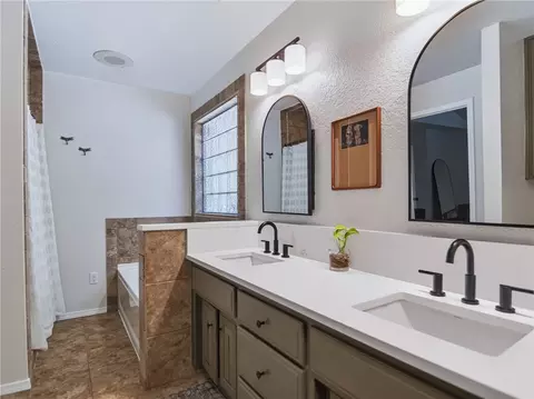 Bath - 4100 Clark Ave, Springdale, AR 72762 photo 3 of 6
