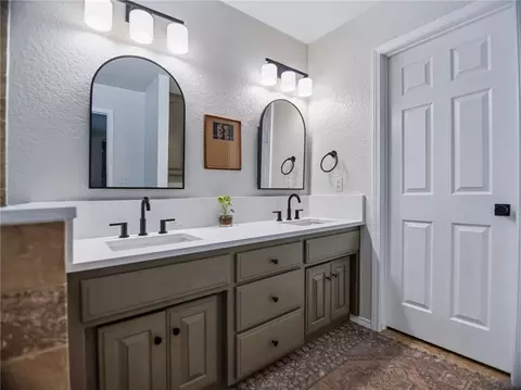 Bath - 4100 Clark Ave, Springdale, AR 72762 photo 2 of 6