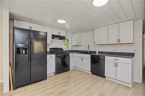 Kitchen - 280 Davis St, West Fork, AR 72774 photo 2 of 2