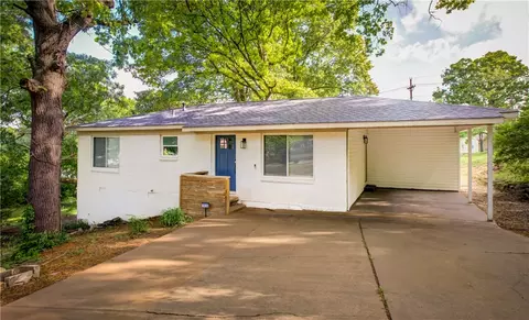 1810 S Custer Ln, Fayetteville, AR 72701