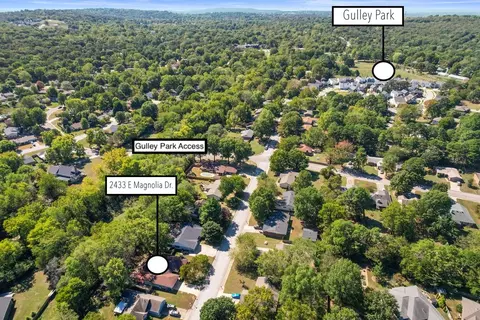 2433 E Magnolia Dr, Fayetteville, AR 72703