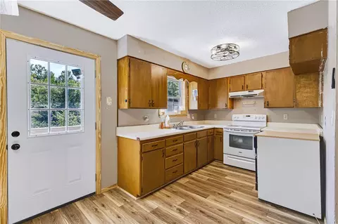 Kitchen - 520 E Gordon Ave, Harrison, AR 72601 photo 1 of 2