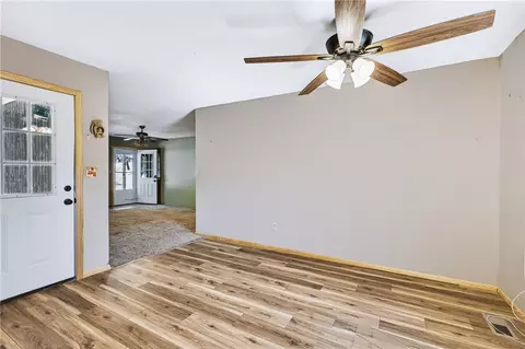 Living - 520 E Gordon Ave, Harrison, AR 72601 photo 2 of 4