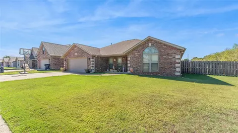 1910 N Midland Knoll Ct, Siloam Springs, AR 72761