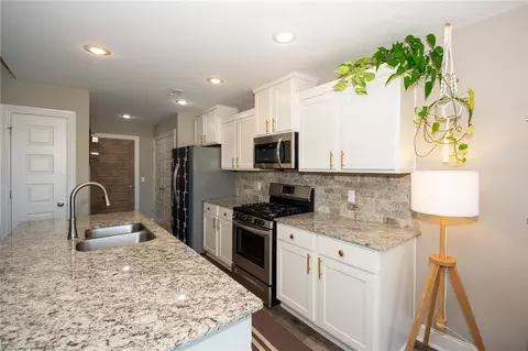 Kitchen - 5336 Overcrest Ave, Springdale, AR 72764 photo 2 of 3