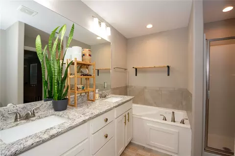 Bath - 5336 Overcrest Ave, Springdale, AR 72764 photo 1 of 6