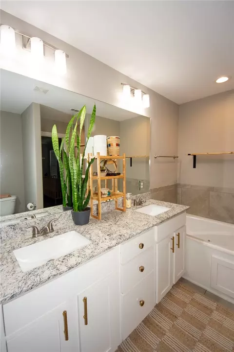 Bath - 5336 Overcrest Ave, Springdale, AR 72764 photo 4 of 6