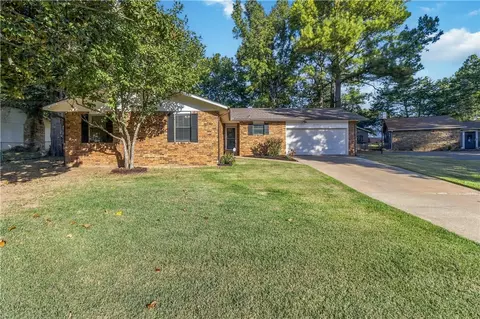 2440 E Magnolia Dr, Fayetteville, AR 72703