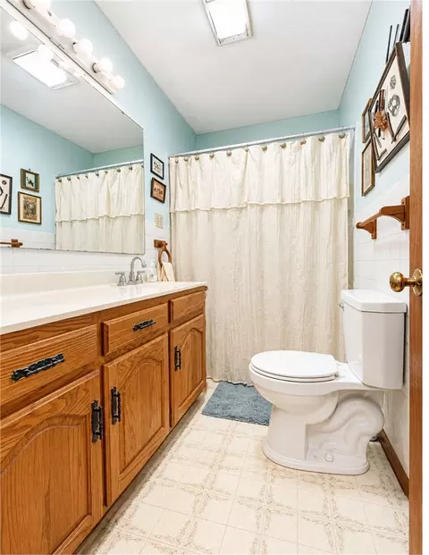 Bath - 2147 E Laurel St, Joplin, MO 64801 photo 1 of 2