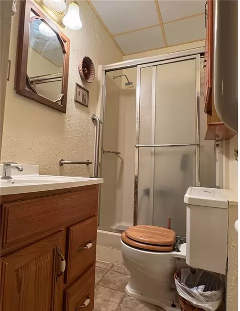 Bath - 2147 E Laurel St, Joplin, MO 64801 photo 2 of 2