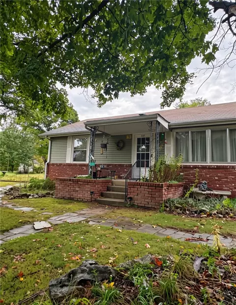 Exterior - 2147 E Laurel St, Joplin, MO 64801 photo 5 of 10