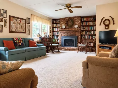 Living - 2147 E Laurel St, Joplin, MO 64801 photo 3 of 4
