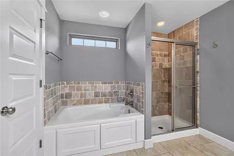 Bath - 1734 S 39th Pl, Rogers, AR 72758 photo 2 of 4