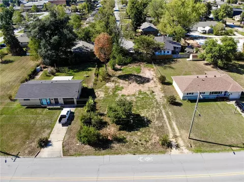 809 Bella Vista Rd, Bentonville, AR 72712