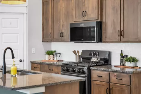 Kitchen - 2041 Bluestem Dr, Centerton, AR 72719 photo 4 of 5