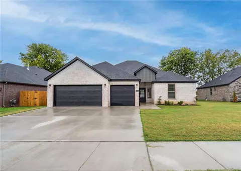 808 W Kelley Ann St, Siloam Springs, AR 72761