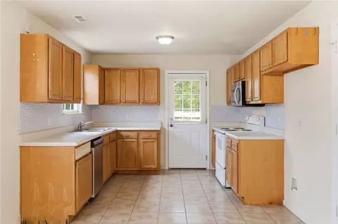 Kitchen - 615 Cascade Cir, Springdale, AR 72764 photo 2 of 4