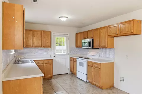 Kitchen - 615 Cascade Cir, Springdale, AR 72764 photo 4 of 4