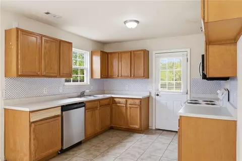 Kitchen - 615 Cascade Cir, Springdale, AR 72764 photo 1 of 4