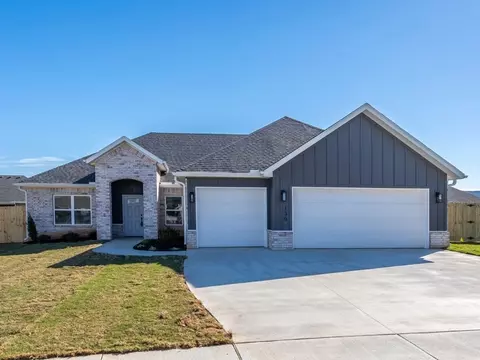 130 N Bloodhound Ave, Farmington, AR 72730