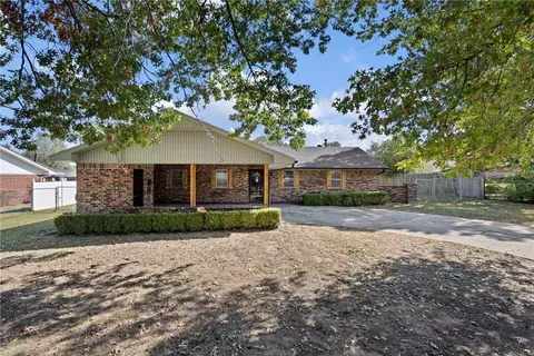 122 W Circle Dr, Clarksville, AR 72830