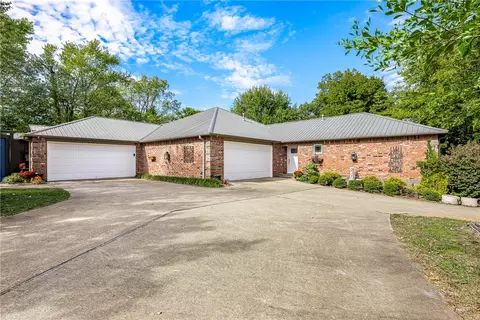 2493 N 2495 N Jeremiah Pl, Fayetteville, AR 72704